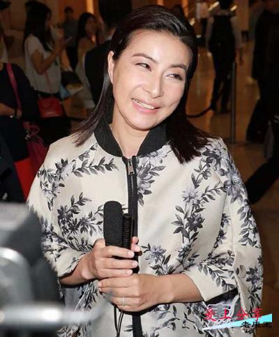郭晶晶现身活动，妆容失败露出双下巴，网友：这外套是穿婆婆的么