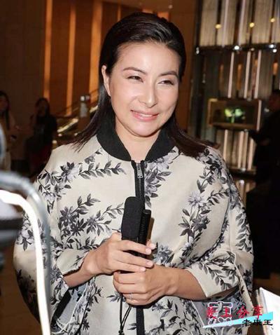 郭晶晶现身活动，妆容失败露出双下巴，网友：这外套是穿婆婆的么