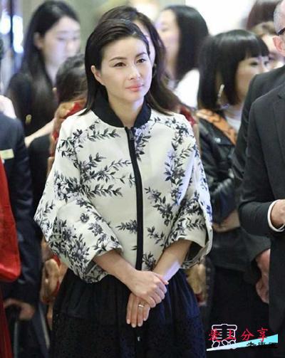 郭晶晶现身活动，妆容失败露出双下巴，网友：这外套是穿婆婆的么